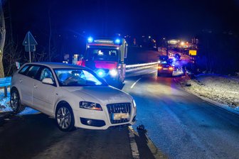 Unfall auf Bundesstraße im Erzgebirge: 19-Jähriger verliert Kontrolle über Fahrzeug - Ein Unfall hat sich auf der B 101 bei Lauter ereignet. Ein Seat prallte mit einem Audi zusammen.