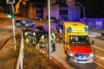 Unfall auf Bundesstraße im Erzgebirge sorgt für Behinderungen im Berufsverkehr – Zwei Verletzte - An der Kreuzung Schneeberger Straße/Gellertstraße hat es am Dienstagmorgen gekracht.