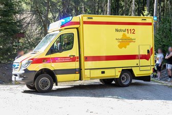 Unfall auf Chemnitztalradweg: Radfahrer lebensbedrohlich verletzt - Der Rettungsdienst brachte den schwerstverletzten Mann ins Krankenhaus.