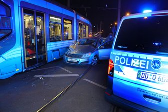 Unfall auf dem Chemnitzer Falkeplatz: Pkw kollidiert mit Straßenbahn - Zu einem Verkehrsunfall zwischen einem Opel und einer Straßenbahn ist es am Dienstagabend auf dem Falkeplatz gekommen.