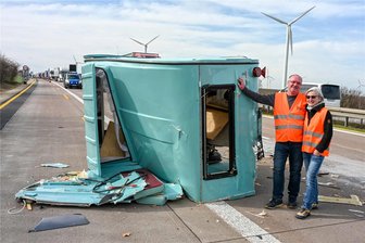 Unfall auf der A 14 bei Leisnig: DDR-Wohnwagen komplett zerstört - Völlig zerstört: Die Moritzburgerin Ute Hartenstein und ihr Schwager Steffen Buttig nach dem Unfall vor ihrem Wohnanhänger aus DDR-Zeiten.
