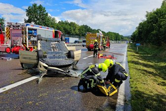 Unfall auf der A 4 bei Chemnitz: Auto überschlägt sich, zwei Verletzte - Auf der A 4 hat sich am Vormittag ein Auto überschlagen.
