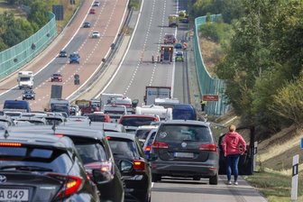 Unfall auf der A 4 bei Crimmitschau: Nach Reifenplatzer landet ein Mazda auf der Pleißebrücke in der Leitplanke - Zwangshalt auf der Autobahn am Sonntag. Da wurden Pläne zahlreicher Autofahrer über den Haufen geworfen.