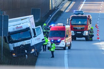 Unfall auf der A 4 bei Glauchau: Laster landet im Seitengraben - Bergung dauert drei Stunden - Ein Laster landete auf der A 4 am Montagmittag im Seitengraben.