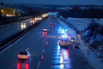 Unfall auf der A 4 bei Glauchau: Rechter Fahrstreifen bleibt drei Stunden gesperrt - Blaulicht auf der A 4 bei Glauchau: Ein Opel ist im Seitengraben gelandet.