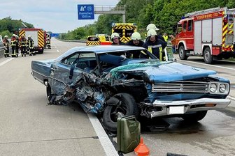 Unfall auf der A 4 bei Hainichen: US-Car sorgt für Stau bis Chemnitz - Dieser Oldtimer war am Freitag auf der A 4 gegen 13.30 Uhr kurz vor der Abfahrt Hainichen mit einem Lkw kollidiert. 