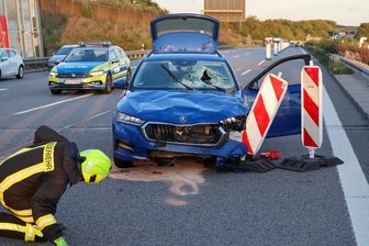 Unfall auf der A 4 bei Hohenstein-Ernstthal: Skoda kracht in Baustelle - Ein Skoda ist auf der A 4 bei Hohenstein-Ernstthal in die Baustellenabsperrung gekracht.