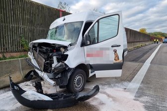 Unfall auf der A 4 zwischen Chemnitz-Ost und Frankenberg: Kleintransporter fährt auf Sattelzug auf - 