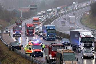 Unfall auf der A 4 zwischen Meerane und Glauchau: Verkehr rollt drei Stunden nur im Schritttempo - Sachschaden beträgt 71.000 Euro - Der Mercedes steht auf der Leitplanke. Rund drei Stunden musste der Verkehr auf der linken Spur an der Unfallstelle vorbeigeleitet werden.