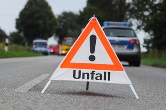 Unfall auf der A 72 bei Hartenstein sorgt für Verkehrsbehinderungen - Wegen des Unfalls musste der linke Fahrstreifen auf der A 72 kurzzeitig gesperrt werden.