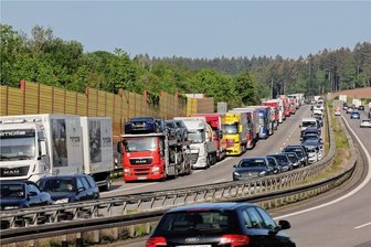 Unfall auf der A 72 bei Hartenstein: Stau im Berufsverkehr - Kurz nach dem Unfall hat sich auf der A 72 am Donnerstagmorgen ein Stau gebildet. 