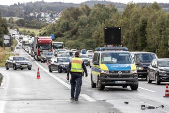 Unfall auf der A 72 bei Plauen - mehrere Verletzte - Aufgrund des Unfalls kam es an der Auffahrt Plauen Ost zu Stau.
