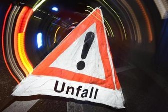 Unfall auf der A 72 bei Plauen: Zwei Tonnen Holzpellets landen auf der Fahrbahn - Bei einem Unfall auf der A 72 bei Plauen ist am Dienstag eine größere Menge Holzpellets auf der Fahrbahn gelandet.