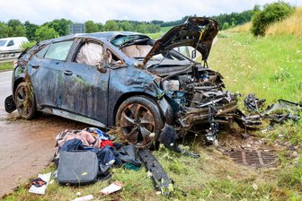Unfall auf der A 72 bei Zwickau: Rettungshubschrauber im Einsatz – Polizei beziffert Sachschaden auf 31.000 Euro - Stark beschädigt: Der Cupra nach dem Unfall auf der A 72.