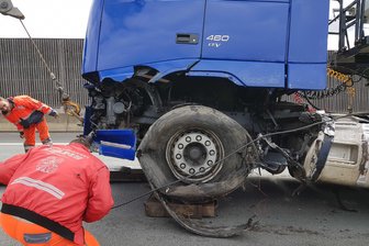 Unfall auf der A 72: Lkw kracht in Leitplanke -