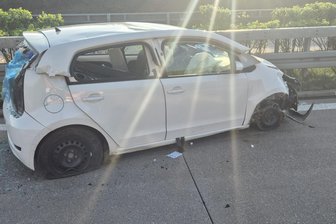 Unfall auf der A 72: Peniger Feuerwehr befreit Insassen aus Auto - Die beiden Insassen des Fahrzeugs mussten aus dem Auto geschnitten werden.