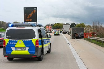 Unfall auf der A14: Anhänger mit Arbeitsbühnen prallt auf Leitplanke - Auf der A14 zwischen Döbeln-Nord und Leisnig war nach einem Unfall eine Fahrspur sowie der Standstreifen gesperrt.