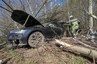Unfall auf der A4 bei Hohenstein-Ernstthal: Audi überschlägt sich am Freitagmittag - Nach einem Unfall auf der A 4 bei Hohenstein-Ernstthal ist ein Audi im Gebüsch gelandet.