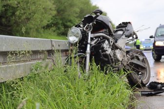 Unfall auf der A4: Biker prallt gegen Leitplanke -