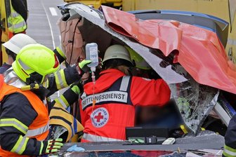 Unfall auf der A4: Warum es so kompliziert war, den Fahrer aus dem E-Auto zu holen - Während der komplizierten Bergunsgarbeiten war der Fahrer der verunfallten E-Autos bei Bewusstsein.