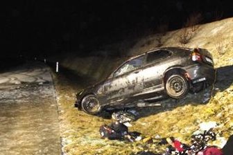 Der BMW eines 21-Jährigen war am Dienstag auf glatter Fahrbahn ins Schleudern geraten und hatte sich mehrfach überschlagen.