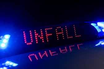 Unfall auf der A72 im Vogtland: Fahrbahn Richtung Chemnitz für Stunden gesperrt - Ein Unfall sorgte für Stau auf der A 72 im Vogtland in Richtung Chemnitz.