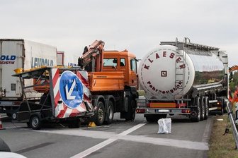 Unfall auf der A72: Lkw rast in Baustellenfahrzeug -