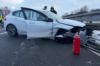 Unfall auf der Autobahn bei Treuen: Kraftfahrer stehen eine Stunde im Stau - Eine BMW-Fahrerin rutschte am Dienstagnachmittag auf der A 72 bei Treuen gegen die Leitplanke.