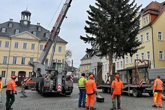 Unfall auf der Autobahn bremst den Weihnachtsbaum aus - Gegen 13.30 Uhr hing der Weihnachtsbaum auf dem Markt in Hainichen am Kran. 