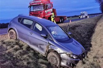 Unfall auf der B 101 bei Großschirma - Ein Pkw Seat ist am Donnerstagmorgen von der B 101 bei Großschirma abgekommen und im Graben gelandet.