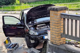 Unfall auf der B 101 im Erzgebirge: VW-Fahrerin schwer verletzt - Der VW prallte in der Einfahrt zu einem Haus gegen eine Mauer.
