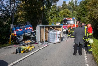 Unfall auf der B 101 in Schlettau: Transporter mit Chemikalien überschlägt sich - Auf dem Anhänger des verunglückten Autos befand sich ein 1000-Liter-Kanister mit Gefahrgut. 