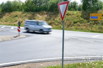 Unfall auf der B 101 nahe Siebenlehn: Autofahrer schwer verletzt - An der Kreuzung zur B 101 in Siebenlehn hat es am Donnerstag einen Zusammenstoß zweier Fahrzeuge gegeben.