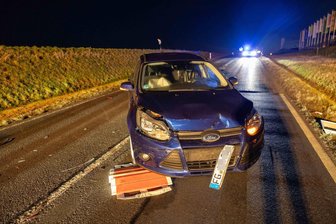 Unfall auf der B 173 bei Niederschöna: Drei Fahrzeuge kollidieren – Bundesstraße gesperrt - Der 24-jährige Fahrer musste in ein Krankenhaus gebracht werden.