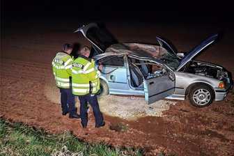 Unfall auf der B 173 in Mülsen: BMW überschlägt sich zweimal und landet im Feld - Der BMW hat sich beim Unfall auf der B 173 in Mülsen zweimal überschlagen.