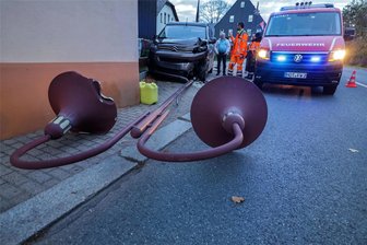 Unfall auf der B 173 in Oberlungwitz: Citroen kracht gegen Laterne - Die Laterne ist nach dem Unfall auf Fußweg und Fahrbahn gelandet. Der Sachschaden liegt bei 60.000 Euro.