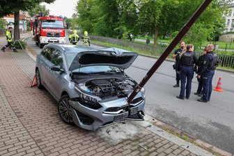 Unfall auf der B 173 in Oberlungwitz: Kia kracht gegen Straßenlaterne - Stark beschädigt: Der Kia und die Straßenlaterne an der B 173 in Oberlungwitz.