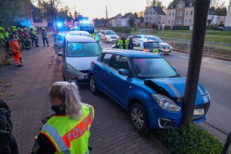Unfall auf der B 173 in Oberlungwitz: Sachschaden an drei Autos summiert sich auf rund 25.000 Euro - Nach einem Unfall auf der B 173 in Oberlungwitz gibt es Schäden an drei Fahrzeugen.