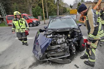Unfall auf der B 173 in Oberlungwitz: Sachschaden wird auf 30.000 Euro beziffert - Ein Auto ist am Mittwoch an der Kreuzung Hofer Straße/Ursprunger Straße mit einem Laster kollidiert.