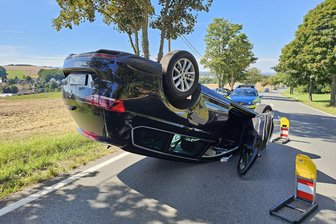 Unfall auf der B 173 in Zwickau: 22-Jähriger fährt VW zu Schrott - Kaum zu glauben: Die beiden Insassen blieben unverletzt.