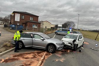 Unfall auf der B 173 in Zwickau: Kreuzung nach Frontalzusammenstoß voll gesperrt - Die B 173 ist nach dem Unfall für zwei Stunden voll gesperrt.