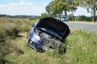 Unfall auf der B 173: Pkw landet im Graben - Bei einem Unfall auf der Bundesstraße 173 kurz vor dem Lichtentanner Ortsteil Schönfels ist am Mittwochvormittag eine Person leicht verletzt worden.