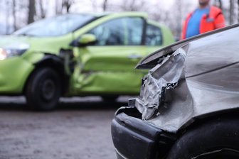 Unfall auf der B 173 zwischen Falkenau und Oederan: Zwei Autos stoßen seitlich zusammen - Nach der Kollision waren zwei beteiligte PKW nicht mehr fahrbereit.