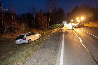 Unfall auf der B 173 zwischen Oberschöna und Freiberg: 20-Jähriger wird ins Krankenhaus gebracht - Ein Skodafahrer kam von der Fahrbahn ab und kam erst nach 150 Metern zum Stehen.