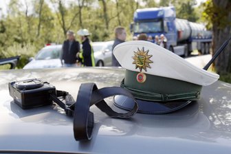 Unfall auf der B 173 zwischen Oberschöna und Freiberg: eine Person verletzt - Die Polizei hat am Montagmorgen eine Warnmeldung für die B 173 herausgegeben.