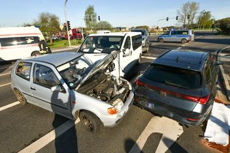 Unfall auf der B 174 im Erzgebirge: Zwei Personen verletzt – Polizei nennt Details zum Hergang - Die B 174 nahe der Kreuzung Heinzebank ist infolge eines Unfalls gesperrt worden.