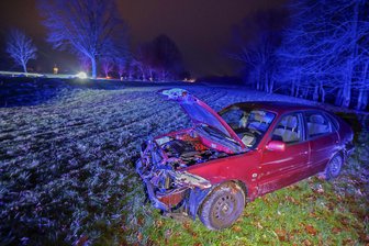 Unfall auf der B 175 bei Waldenburg: 26-jährige Toyota-Fahrerin wird fast bis zur Zwickauer Mulde geschleudert - Eine 26-jährige Toyota-Fahrerin verlor am Donnerstagabend die Kontrolle über ihren Wagen.