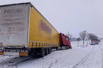 Unfall auf der B 175 bei Werdau: Bergung des Sattelzuges dauert bis in die Morgenstunden - Der Sattelschlepper war auf der B 175 von Werdau in Richtung Langenbernsdorf unterwegs. Der Fahrer geriet in den Gegenverkehr