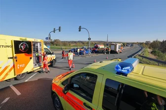 Unfall auf der B 175 in Glauchau: Zwei Autos stoßen an der Burger-King-Kreuzung zusammen - Nach dem Unfall ist es am Freitagnachmittag zu Verkehrsbehinderungen gekommen.