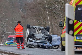 Unfall auf der B 175 in Waldenburg: Mercedes landet auf Dach – 49-jährige Frau schwer verletzt - Nach dem Unfall war die B 175 in Waldenburg drei Stunden voll gesperrt.